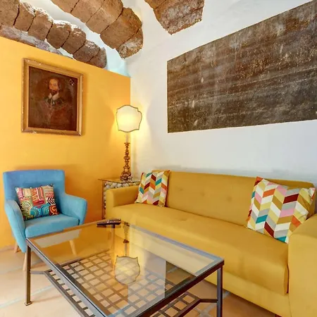 La Cueva Hotel *