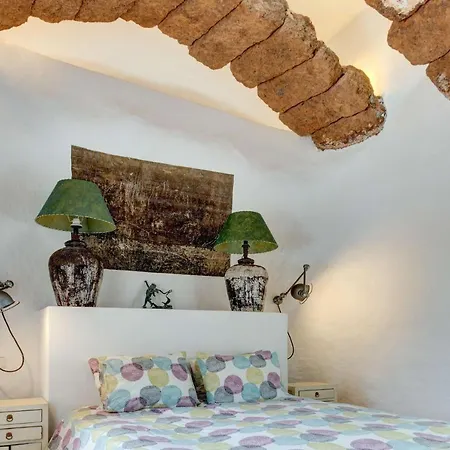 La Cueva Hotel *